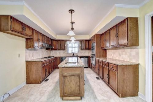 2537 Bridgewater Dr, Gainesville, GA 30506-1853