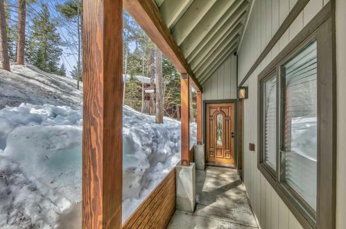 10868 Laurelwood Dr, Truckee, CA 96161-2509
