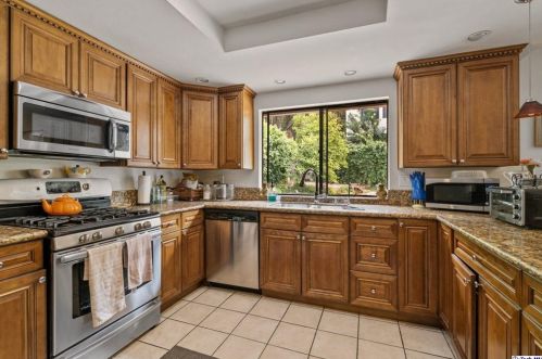 1998 Glenoaks Blvd, Glendale CA  91201-1644 exterior