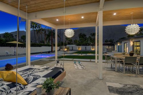 683 Mesquite Ave, Palm Springs, CA 92264-8412