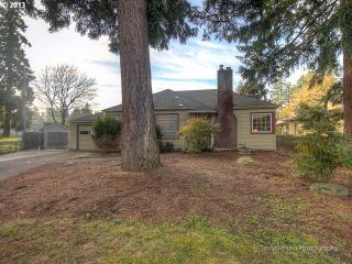 11430 Hawthorne St, Portland, OR 97216-3544