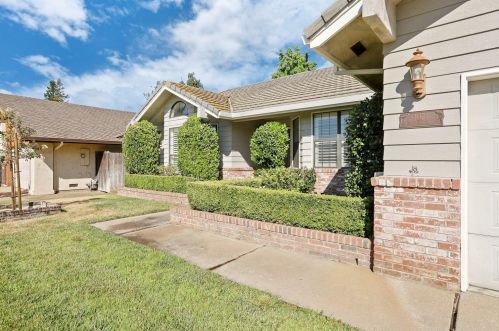 1071 Yuloni Dr, Lodi, CA 95240-7607