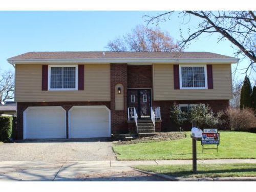 4486 Lawson Dr, Decatur, IL 62526-1129