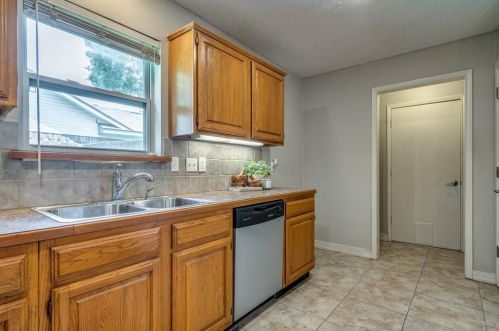 305 Trl Vw Ln, Garland TX  75043-5631 exterior