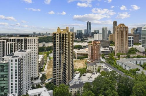 3481 Lakeside Dr, Atlanta GA  30326-1347 exterior