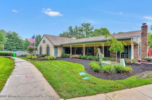 42 Lindsay Ct, East Freehold NJ  07728-3953 exterior