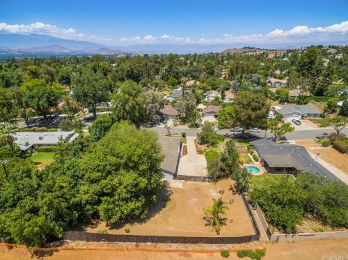 1262 Tiger Tail Dr, Riverside CA  92506-5475 exterior