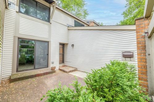 1426 Bridgeport Dr, Mount Prospect, IL 60056-1002