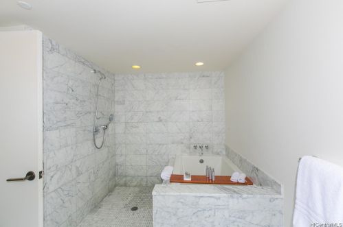 223 Saratoga Rd, Honolulu HI  96815-1942 exterior