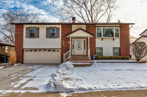 1425 Chestnut Dr, Mount Prospect, IL 60056-4519