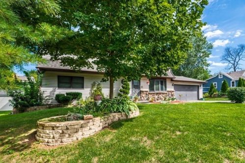 306 Juniper Rd, Island Lake, IL 60042-9519