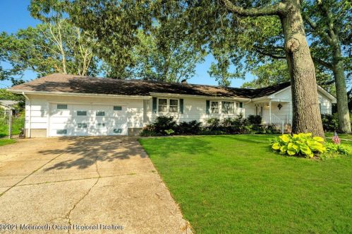 12 Pinecrest Dr, Berkeley Township, NJ 08721-1071
