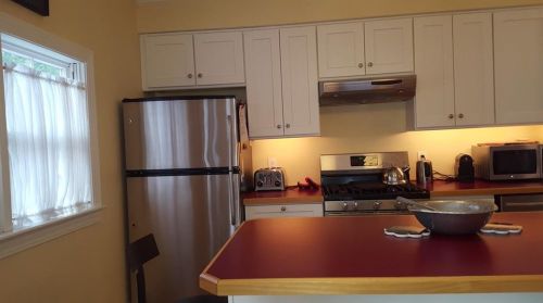 6 Gladding Ct, Middletown, RI 02840-1906
