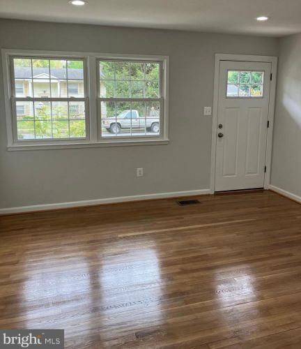 13208 Hawthorn Ln, Woodbridge, VA 22193-5107