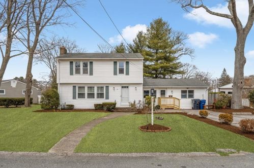 73 Fashion Dr, Warwick, RI 02886-1910