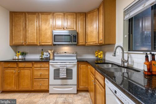 2806 Lee Oaks Pl, Falls Church, VA 22046-7345