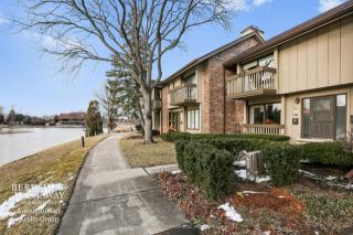 18 Kyle Ct, Willowbrook IL  60527-2214 exterior