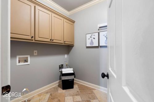 555 Glenmanor Ct, Atlanta GA  30328-4270 exterior