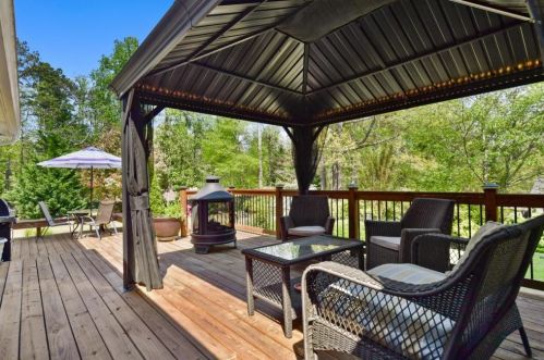 620 Mabry Rd, Atlanta GA  30328-2604 exterior