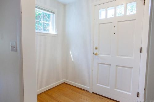 60 Brookmoor Rd, Hartford, CT 06107-3103