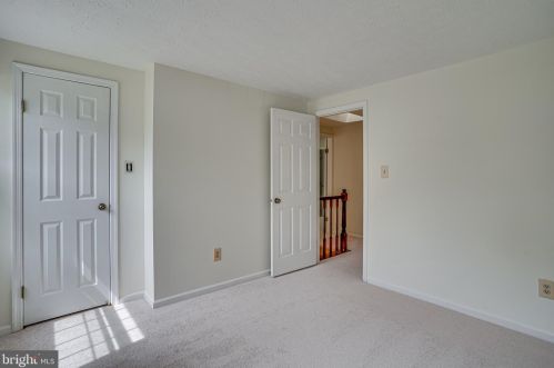 6315 Falling Brk Dr, Springfield VA  22015-4033 exterior