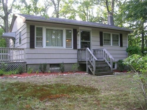 2 Colonial Village Rd, Hopkinton, RI 02804-2602