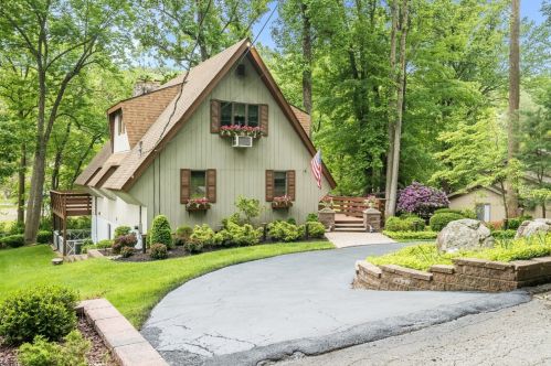4 Meadowbrook Ter, Sparta, NJ 07871-1238