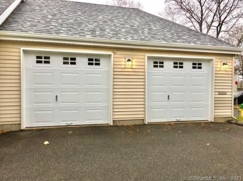 14 Meadow Ln, Middletown, CT 06457-1684