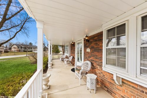 711 Shady Grove Ln, Buffalo Grove, IL 60089-1424