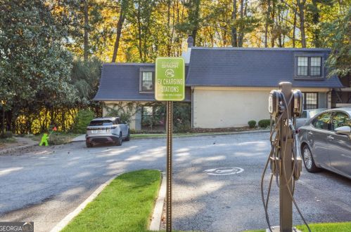 74 Montre Sq, Atlanta GA  30327-4044 exterior