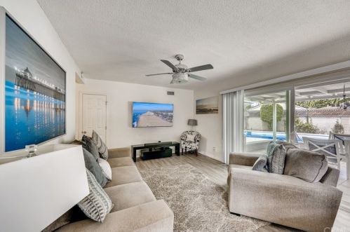 1111 Beacon Ave, Anaheim CA  92802-1811 exterior