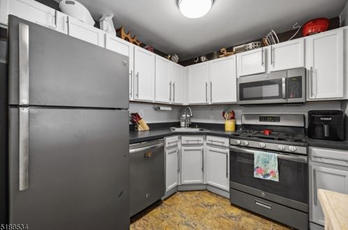 9 Rolling Hill Rd, Clinton, NJ 08809-2616