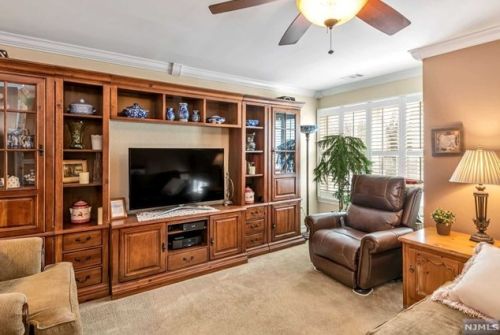 1042 Cumberland Ct, Mahwah, NJ 07430-1361