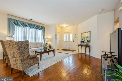 39 Mockingbird Dr, Trenton NJ  08690-3565 exterior