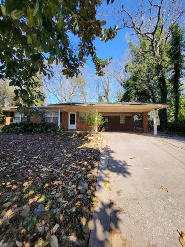 2727 Wayman Dr, Gainesville, GA 30506-1901