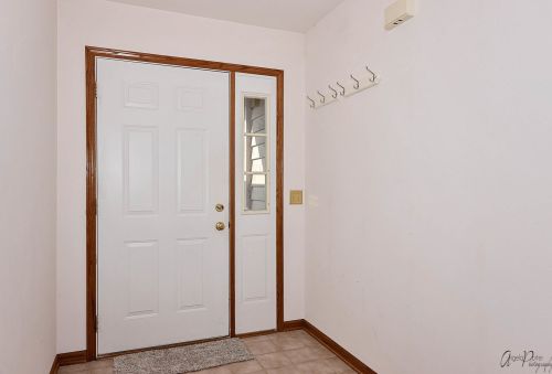 552 Silver Aspen Cir, Bull Valley, IL 60014-8411