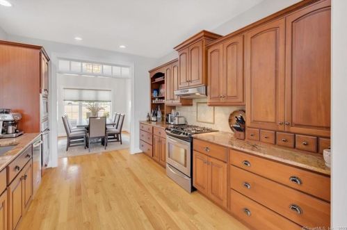 41 Ribera Ln, Middletown, CT 06457-5594