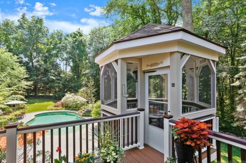 17 Carrington Dr, Greenwich CT  06831-3119 exterior