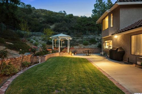 2520 Flintridge Dr, Glendale CA  91206-1033 exterior