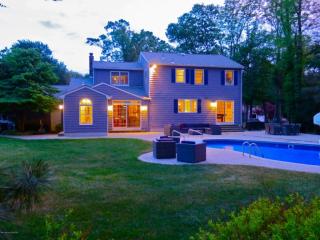 31 Shephard Dr, Middletown, NJ 07748-3512