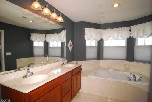 33 Junegrass Way, Hackettstown NJ  07840-4539 exterior