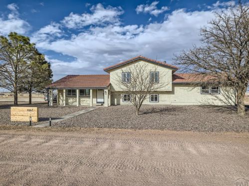 1067 Ivanhoe Dr, Pueblo, CO 81007-1123