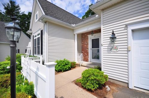 107 Wyndemere Ln, Windsor, CT 06095-1181