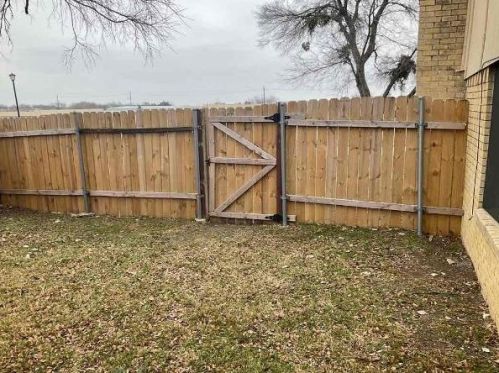 2113 Deerfield Dr, Carrollton TX  75007-5522 exterior