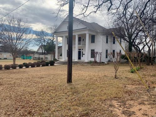 605 Main St, Nocona TX 76255-1509 exterior