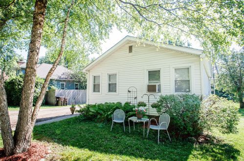 121 Lakewood Ave, Bull Valley, IL 60014-5233