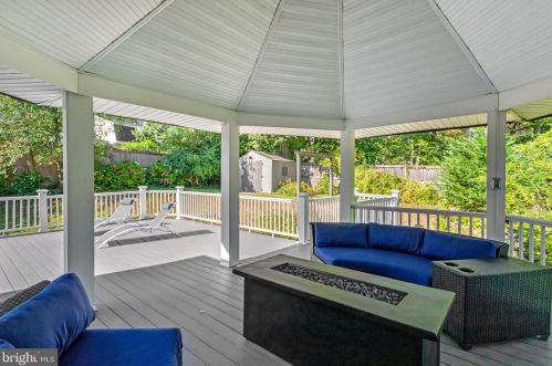 6808 Houndmaster Rd, Springfield VA  22152-2715 exterior