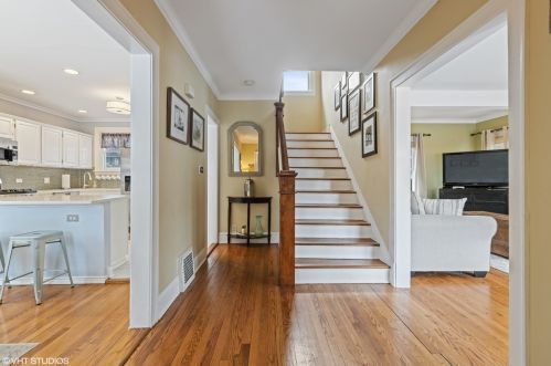 150 Dover Ave, Burr Ridge, IL 60525