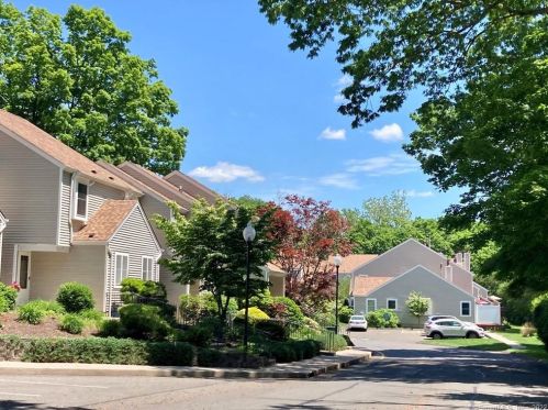 10 Brentwood Dr, Wallingford, CT 06492-4344