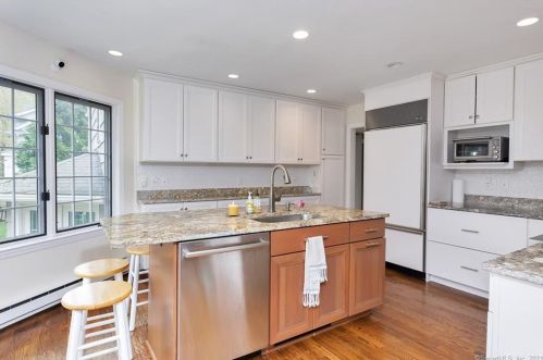 25 Bramble Ln, Riverside CT  06878-1801 exterior